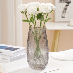 Růže Jedna bílá ručně držená růže v jednobarevném provedení