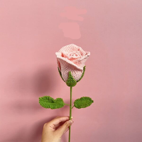 Růže Jedna hotová světle růžová růže ze sklenice na víno - Obrázek 1