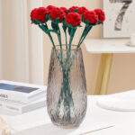 Růže Červené ručně držené růže v jednobarevném provedení jedna hotová