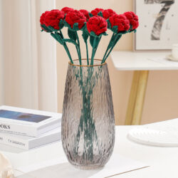 Růže Červené ručně držené růže v jednobarevném provedení jedna hotová