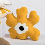 Povlak Tvarovaný polštář Květina žlutá a bílá s jádrem; 45*45cm