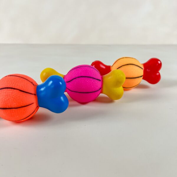 Pískací gumová kost/míč 13 cm - Obrázek 4