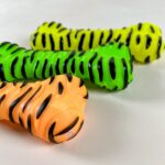 Pískací kost se zebrovaným potiskem 19 cm - Obrázek 3