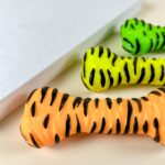 Pískací kost se zebrovaným potiskem 19 cm - Obrázek 5