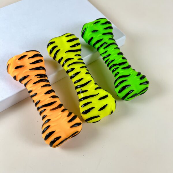 Pískací kost se zebrovaným potiskem 19 cm - Obrázek 2