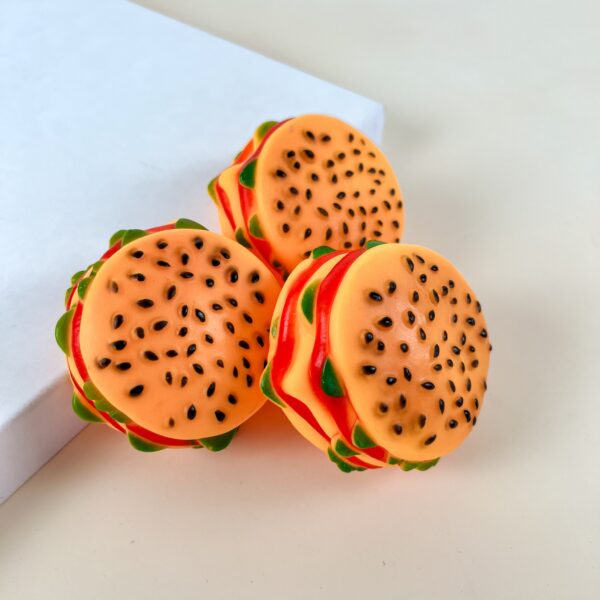 Gumový pískací hamburger 7 cm - Obrázek 2