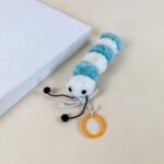 Plyšová housenka s rolničkou na šňůře 15 cm