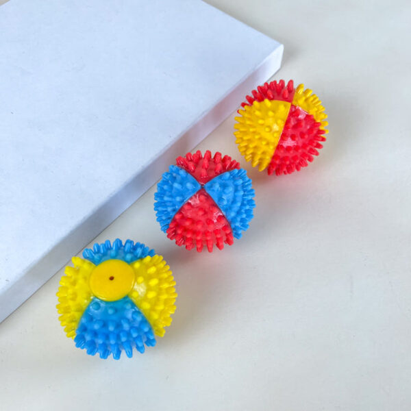 Míček gumový s bodlinami pro psy 7cm - Obrázek 2