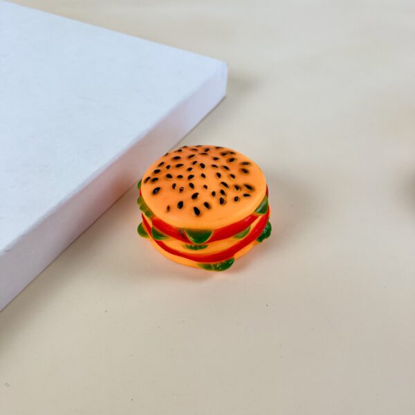 Gumový pískací hamburger 7 cm - Obrázek 3