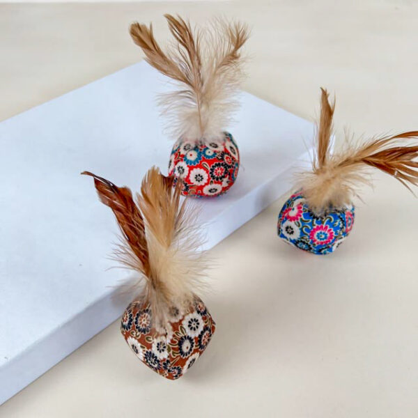 Plyšová koule s peřím 15 cm - Obrázek 3