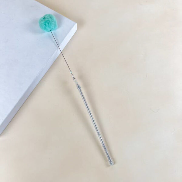 Škádlítko s chlupatpu bambulí a korálky 40cm - Obrázek 7