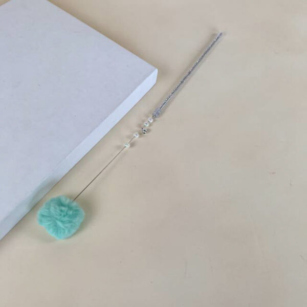 Škádlítko s chlupatpu bambulí a korálky 40cm - Obrázek 8