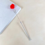 Škádlítko s chlupatpu bambulí a korálky 40cm - Obrázek 9