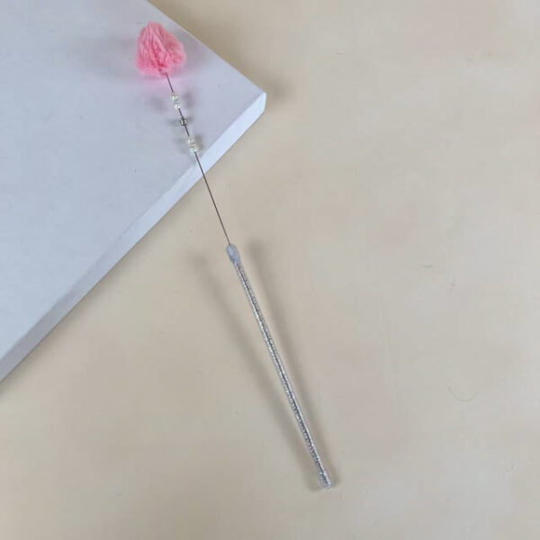 Škádlítko s chlupatpu bambulí a korálky 40cm - Obrázek 10