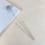 Škádlítko s chlupatpu bambulí a korálky 40cm - Obrázek 11