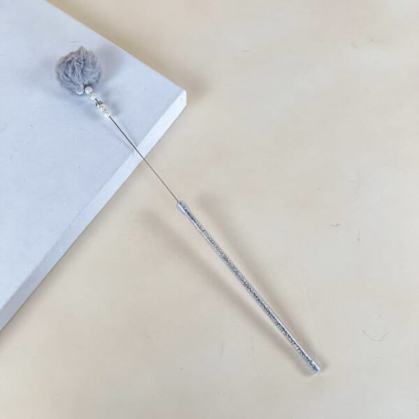 Škádlítko s chlupatpu bambulí a korálky 40cm - Obrázek 11