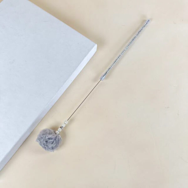 Škádlítko s chlupatpu bambulí a korálky 40cm - Obrázek 12