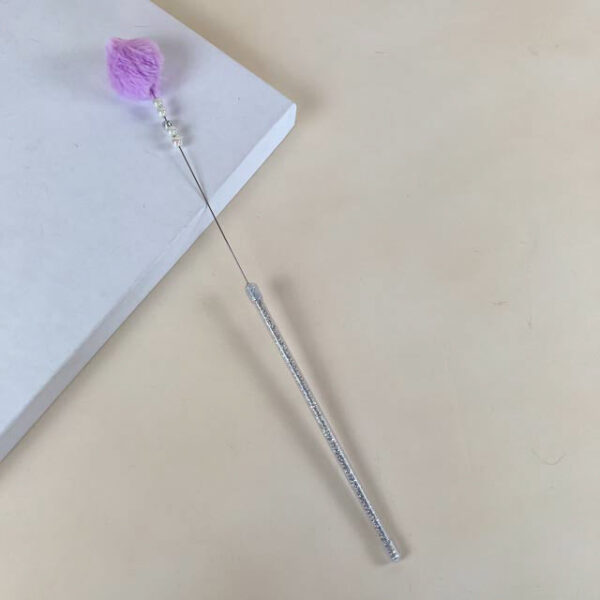 Škádlítko s chlupatpu bambulí a korálky 40cm - Obrázek 1