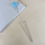 Škádlítko s chlupatpu bambulí a korálky 40cm - Obrázek 3