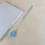 Škádlítko s chlupatpu bambulí a korálky 40cm - Obrázek 4