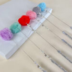 Škádlítko s chlupatpu bambulí a korálky 40cm - Obrázek 2