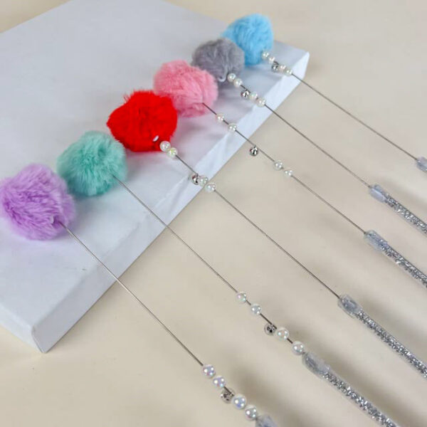 Škádlítko s chlupatpu bambulí a korálky 40cm - Obrázek 2