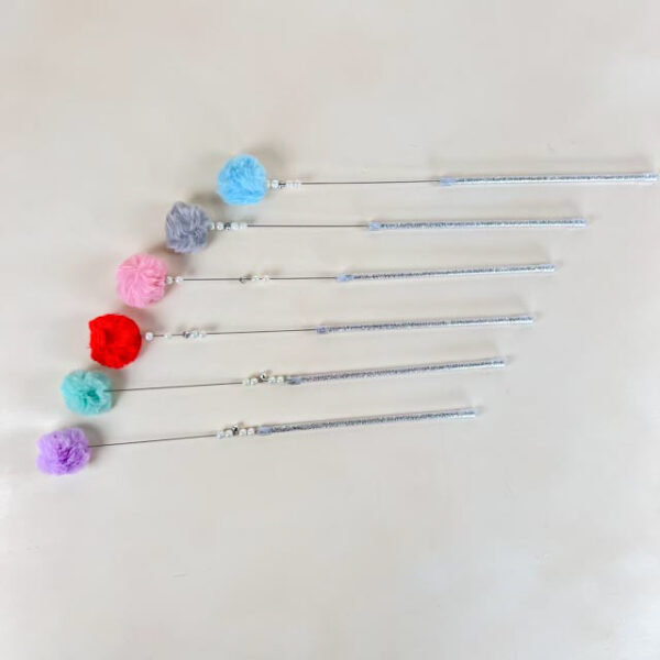 Škádlítko s chlupatpu bambulí a korálky 40cm - Obrázek 5