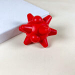 Tvrdý míček bodlinami 11 cm