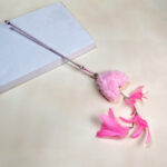 Škádlítko s pom pom šňůrkou 52 cm - Obrázek 3