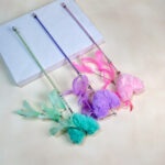 Škádlítko s pom pom šňůrkou 52 cm - Obrázek 2