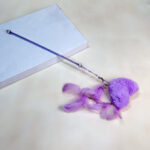 Škádlítko s pom pom šňůrkou 52 cm