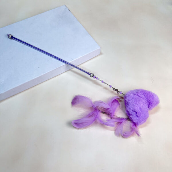 Škádlítko s pom pom šňůrkou 52 cm - Obrázek 1