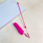 Škadlítko pro kočky s peřím a srdcem 45cm