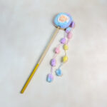 Škádlítko s pom pom šňůrkou 50cm