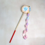 Škádlítko s pom pom šňůrkou 50cm - Obrázek 3