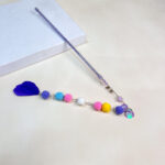 Škádlítko s pom pom šňůrkou 40cm