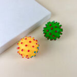 Gumový pískací míč s bodlinama 6 cm - Obrázek 2