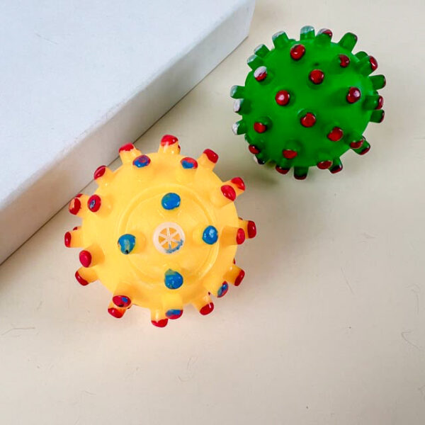 Gumový pískací míč s bodlinama 6 cm - Obrázek 3