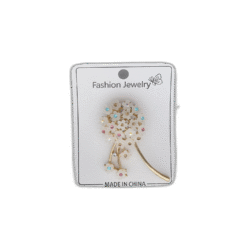 Brož s bílou květinou