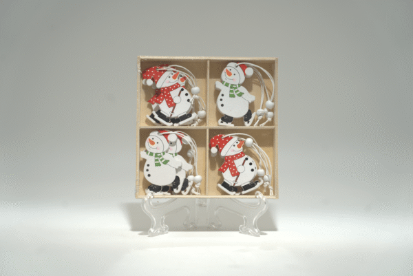 Vánoční dřevěná závěsná dekorace se sněhulákama - Obrázek 1