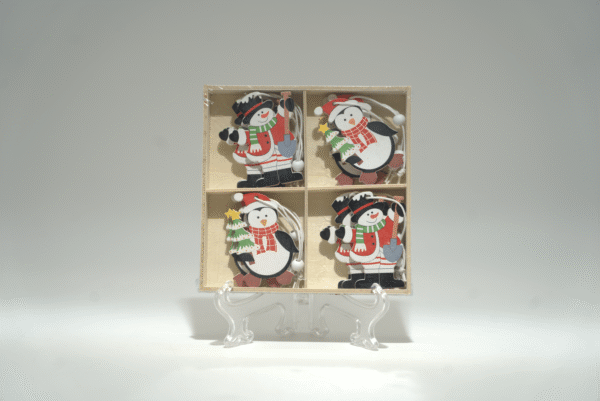 Vánoční dřevěná závěsná dekorace se sněhulákem a tučňákem - Obrázek 1