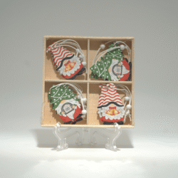 Vánoční dřevěná závěsná dekorace s vánočním skřítkem s dárečkem