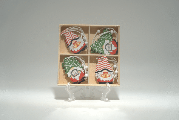 Vánoční dřevěná závěsná dekorace s vánočním skřítkem s dárečkem - Obrázek 1