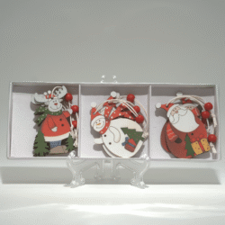 Vánoční dřevěná závěsná dekorace variace- sob sněhulák Santa