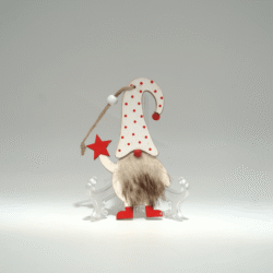 Vánoční dřevěná závěsná dekorace se skřítkem