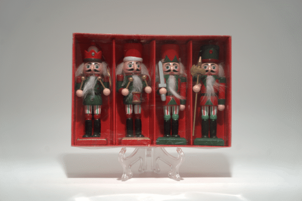 Vánoční dřevěná závěsná dekorace louskáčci zeleno červené - Obrázek 1