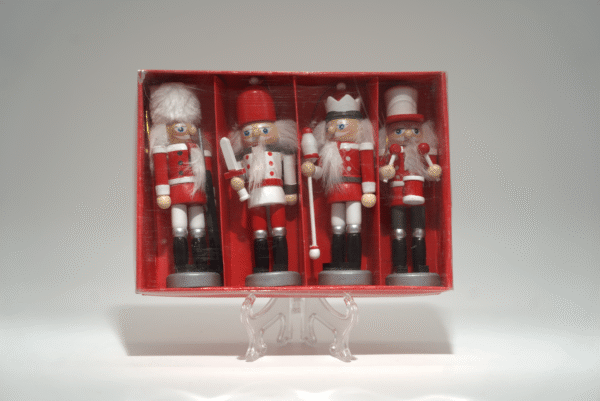 Vánoční dřevěná závěsná dekorace louskáčci červenobílé - Obrázek 1