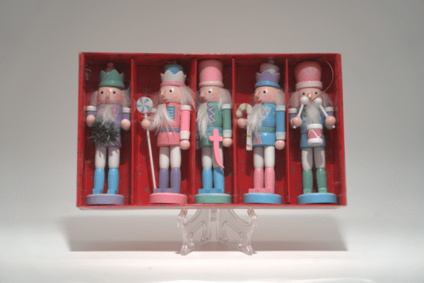 Vánoční dřevěná závěsná dekorace louskáčci pastelové barvy - Obrázek 1