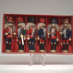 Vánoční dřevěná závěsná dekorace louskáčci modro červený