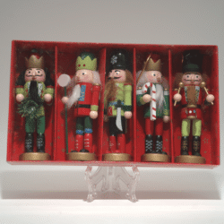 Vánoční dřevěná závěsná dekorace louskáčci zeleno červený